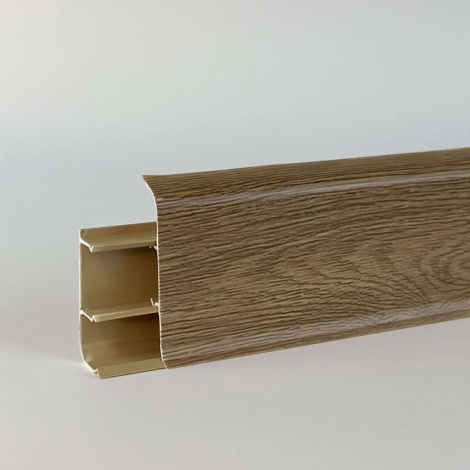 Плинтус Деконика 221 Дуб янтарный 70мм (2,2м) 20шт